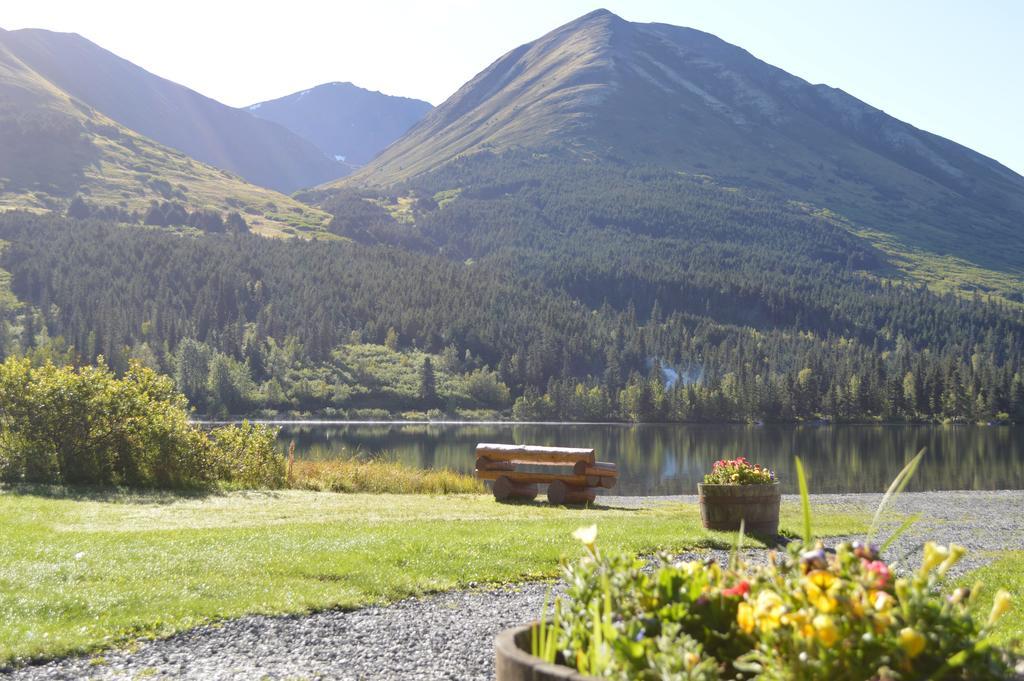 Summit Lake Lodge Bagian luar foto