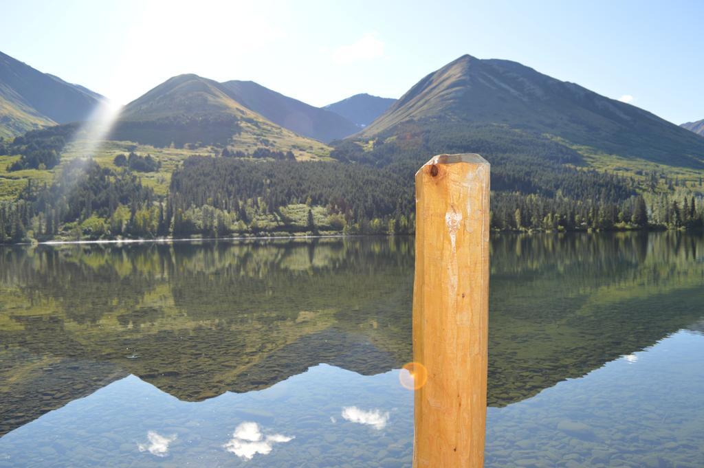 Summit Lake Lodge Bagian luar foto