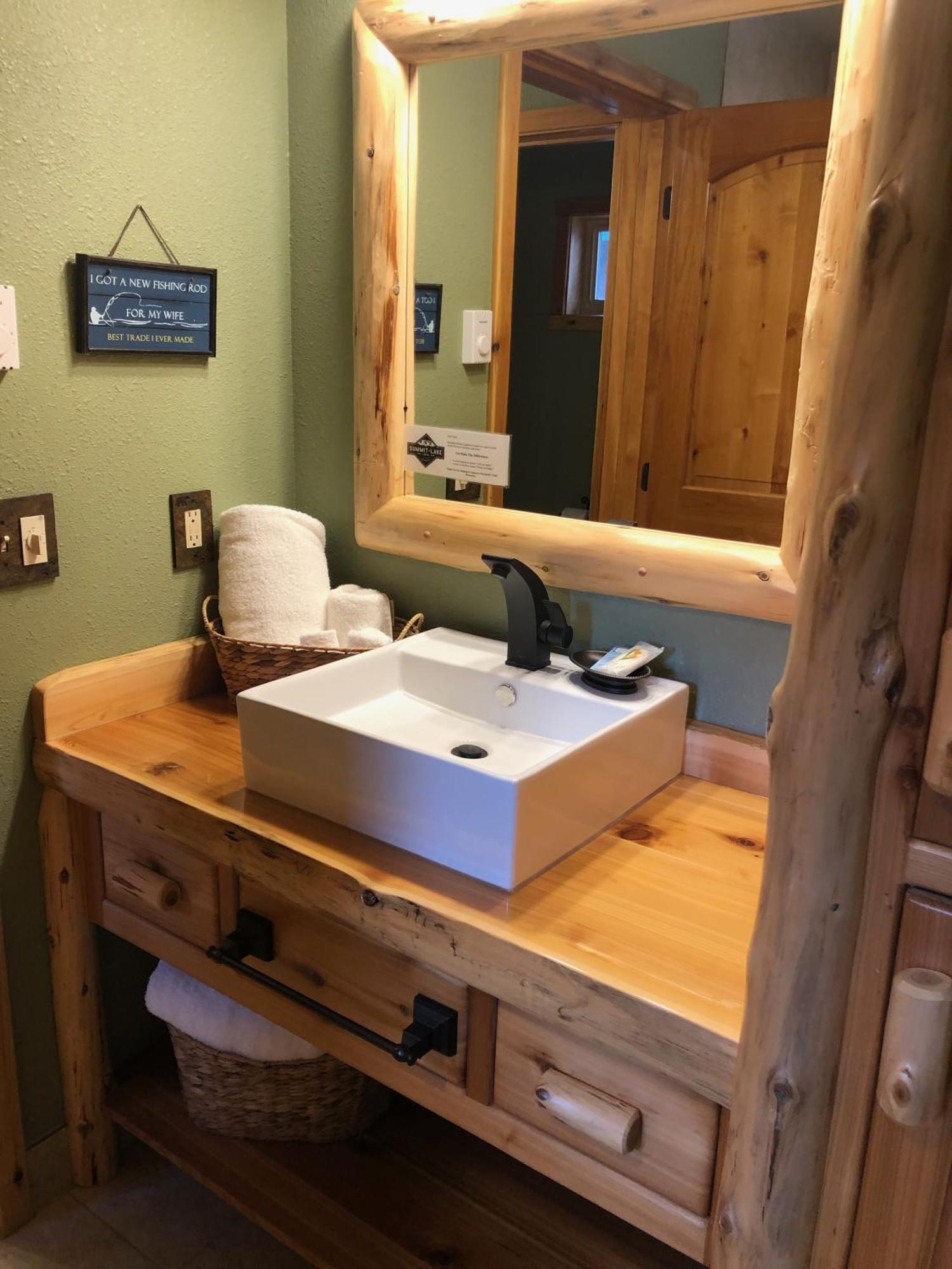 Summit Lake Lodge Bagian luar foto