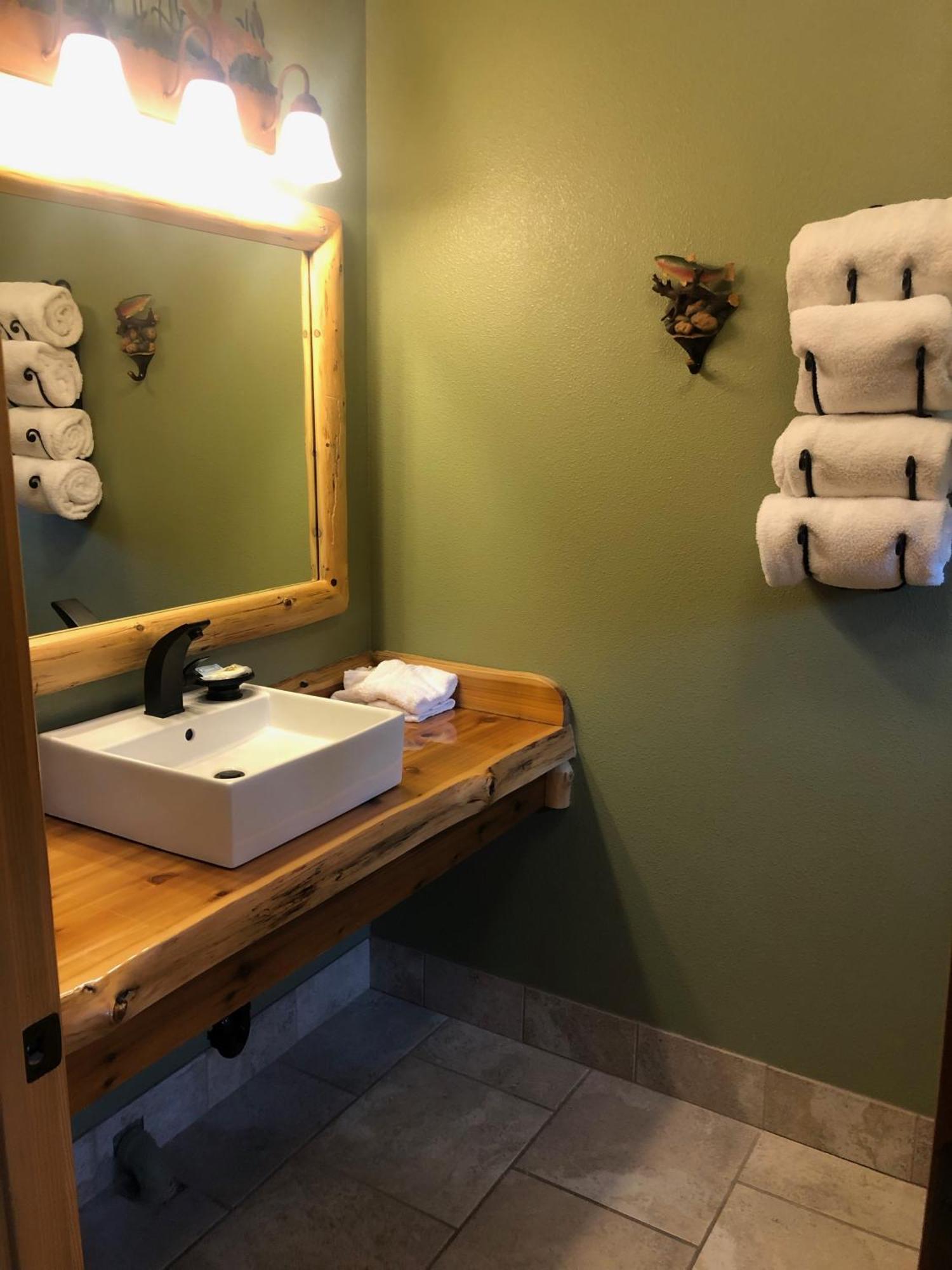 Summit Lake Lodge Bagian luar foto