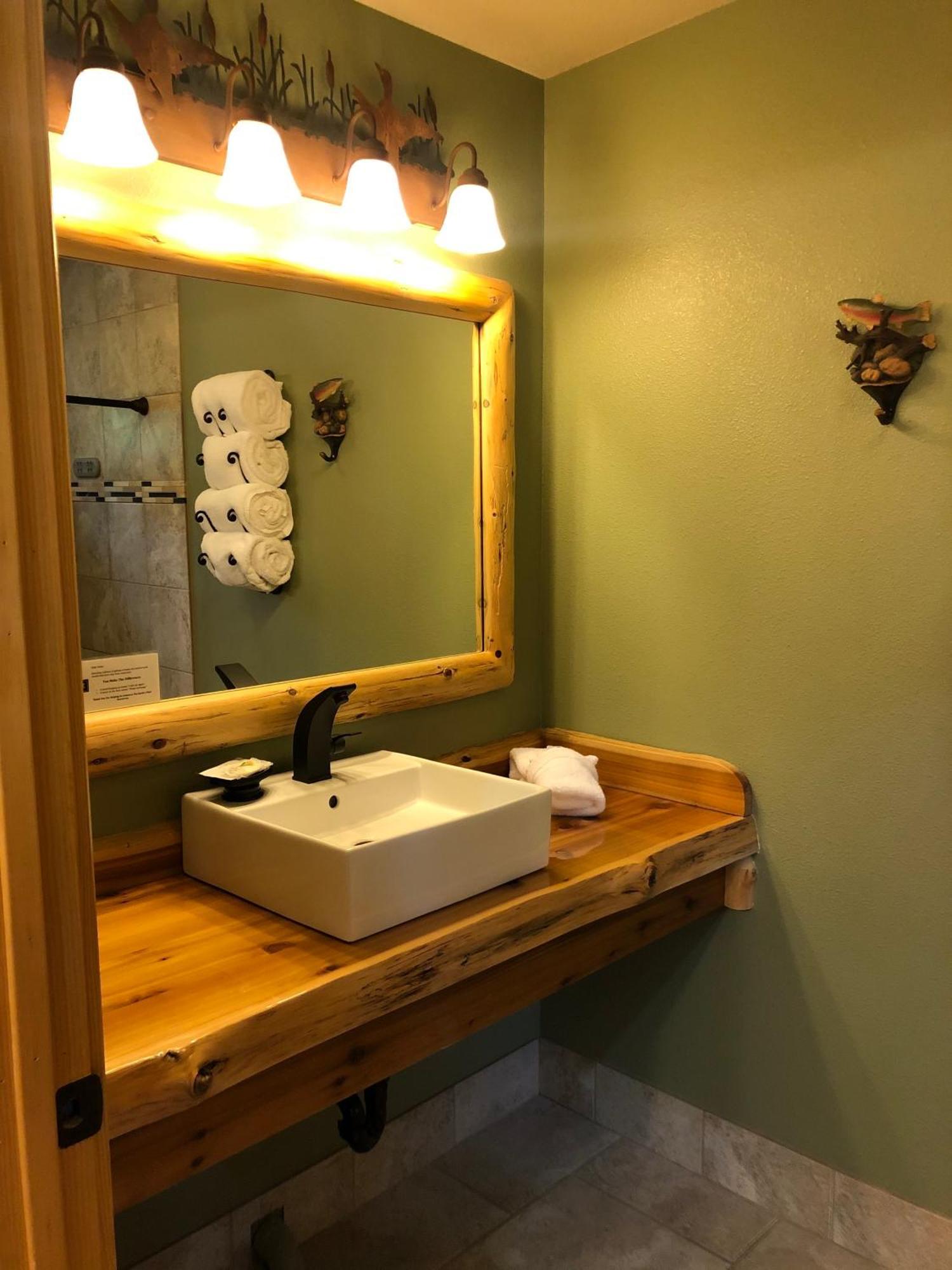 Summit Lake Lodge Bagian luar foto