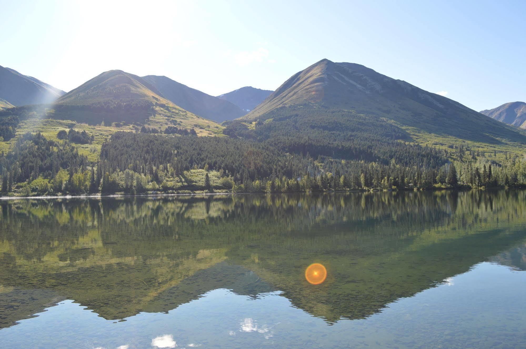 Summit Lake Lodge Bagian luar foto